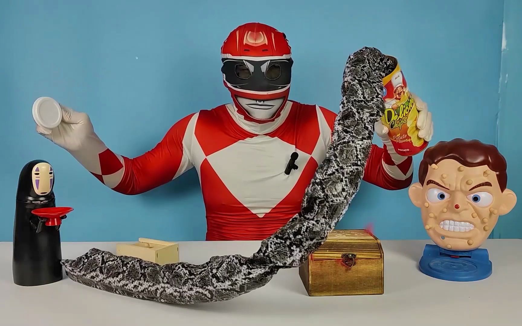 无脸男送来了恶搞玩具,恐龙队员很喜欢这些奇葩玩具,玩得很开心