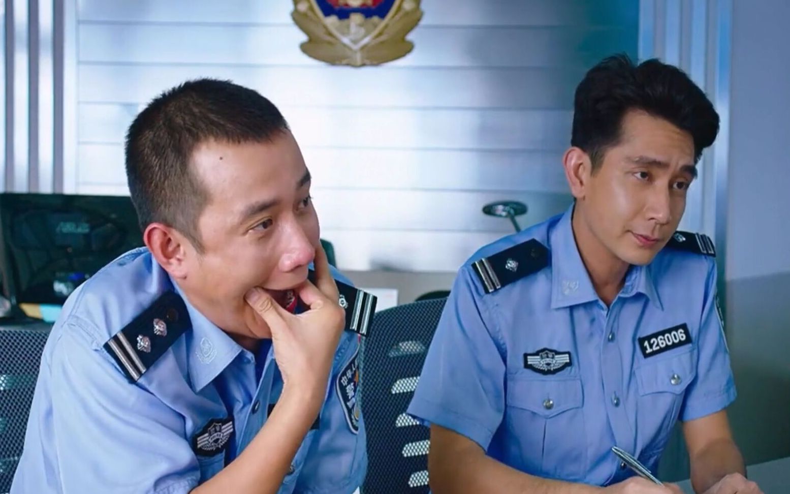 我们受过专业的训练,无论有多好笑都不会笑,除非憋不住