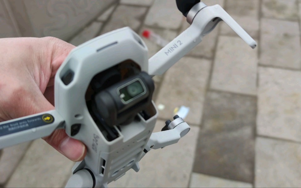 大疆mini2从海拔1500起飞穿云后,镜头,云台内部,机臂上全是水珠,后附