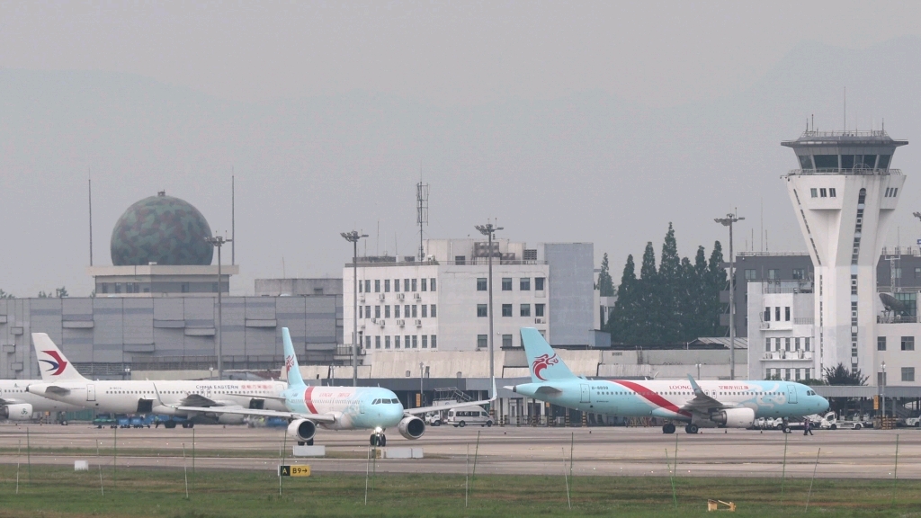 长龙航空a320缓缓滑行出港