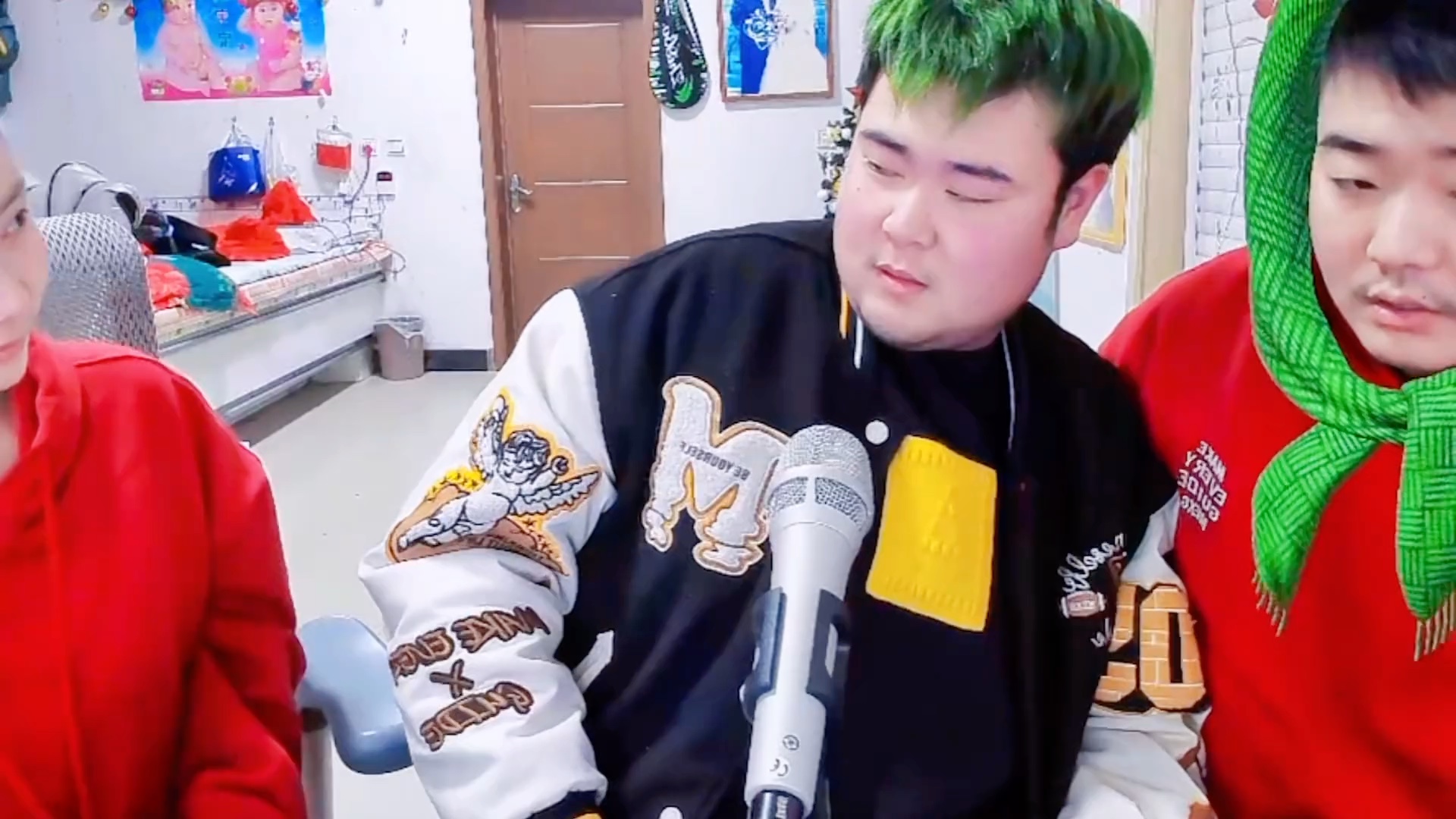 超子你俩都不背人了啊