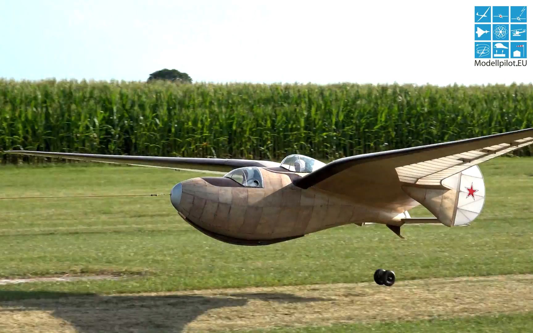 巨大bp-3飞翼滑翔机在markus frey airshow上的飞行与采访 | beljajew