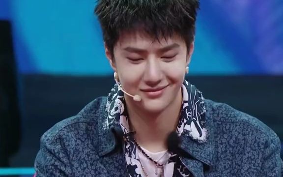 王一博这就是街舞4 #王一博 酷盖的话筒也要有最酷的造型!