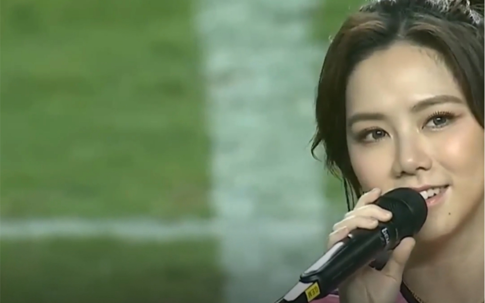 邓紫棋球场清唱amazinggrace人生第一次在这种气氛下表演#邓紫棋#梅西