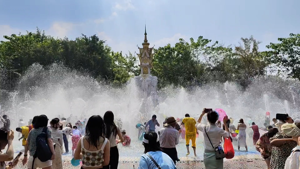 西双版纳傣族园～泼水广场!
