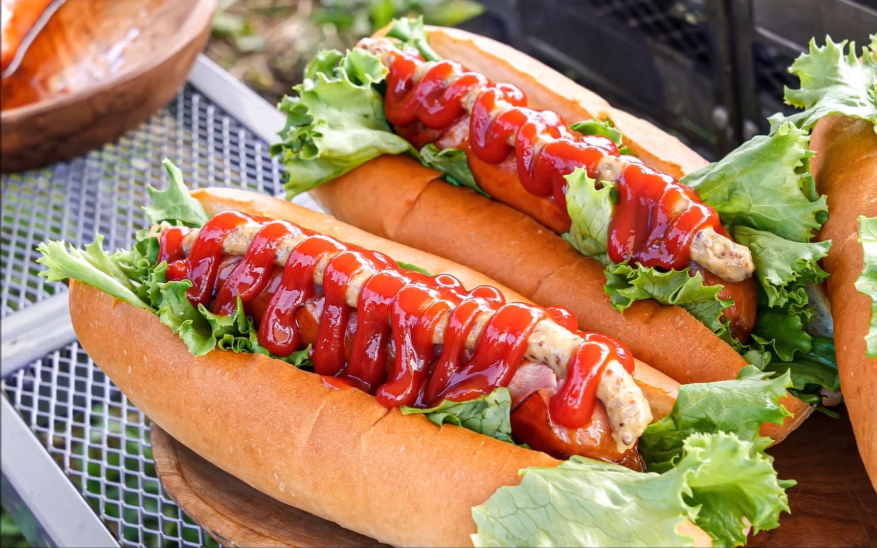 【营地菜肴】浓郁酱料的脆皮肠热狗 还有厚厚的煎牛排~!