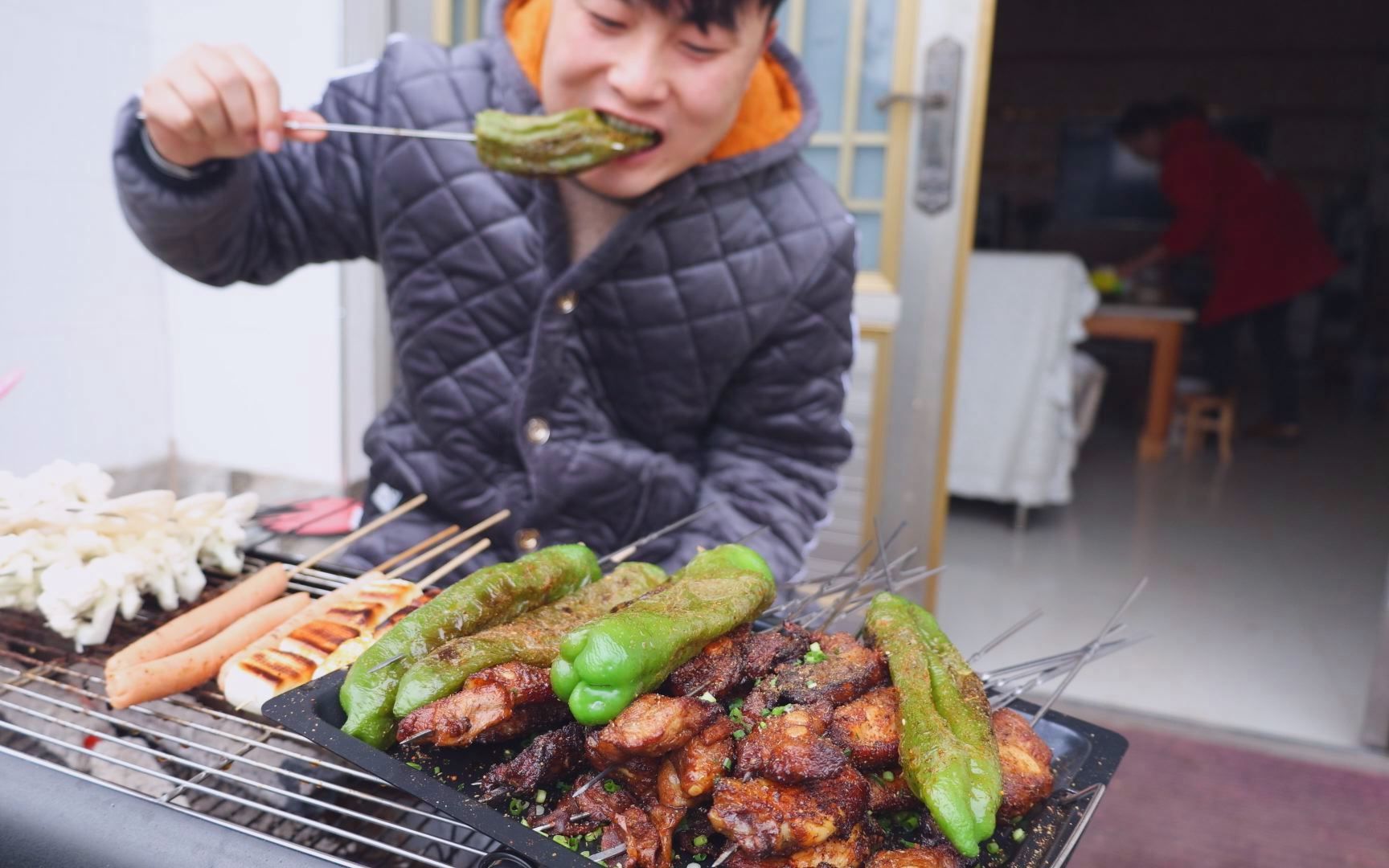 李涛娃今天烤烧烤吃,烤出来比店里还好吃,不愧是经常吃烧烤的人_哔哩