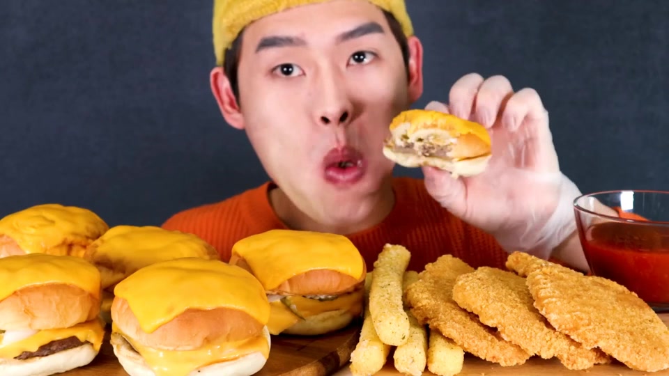 【韩国吃播】大嘴哥吃汉堡包炸鸡排,三口一个我惊呆了_哔哩哔哩 (゜
