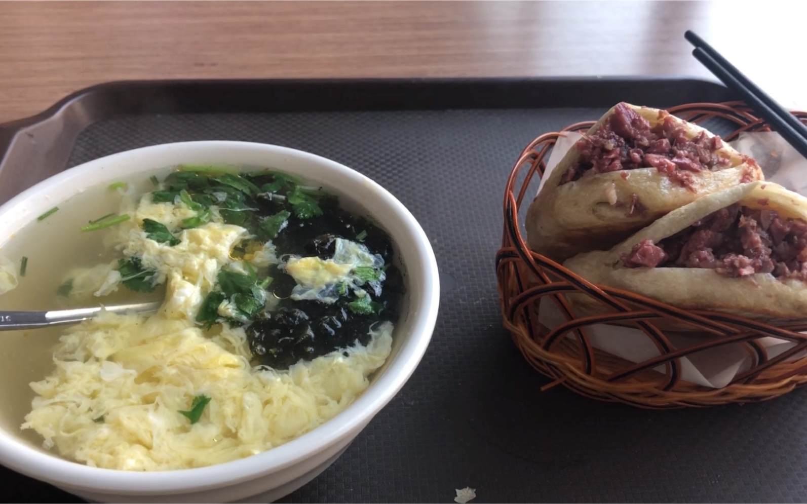 两个驴肉火烧,一碗蛋汤,早餐标配