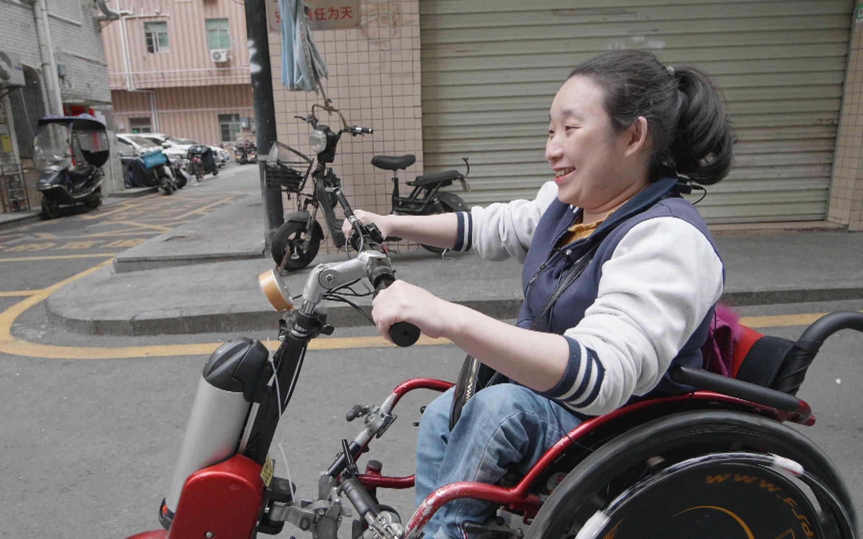 "手工花匠"霞姐:在轮椅上直播,在广场上摆摊_哔哩哔哩_bilibili