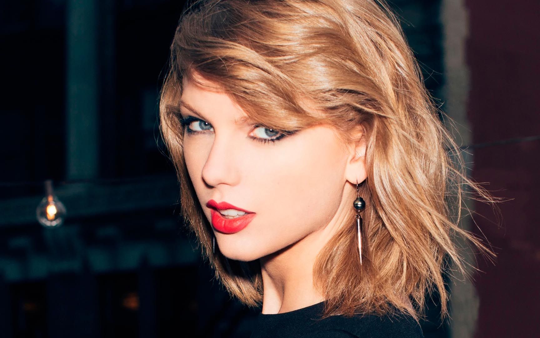 震惊taylorswift霉霉接受日本记者采访时竟得到不明物体