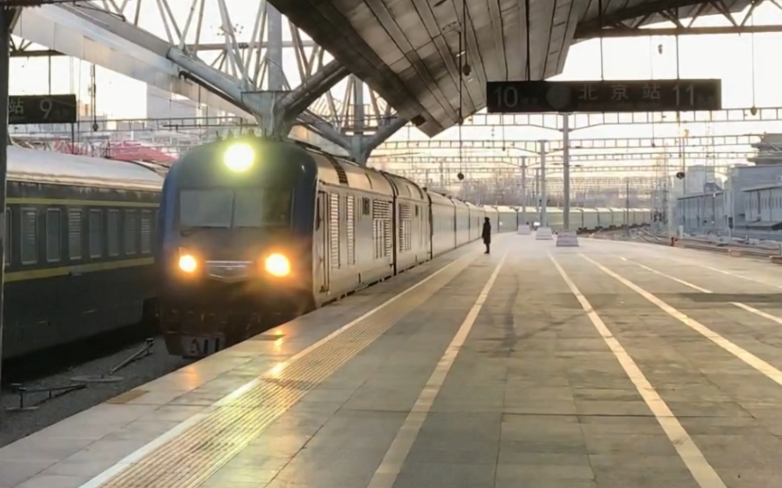 【4k 60fps】z30次列车跨越山河 晨光熹微中终到北京站