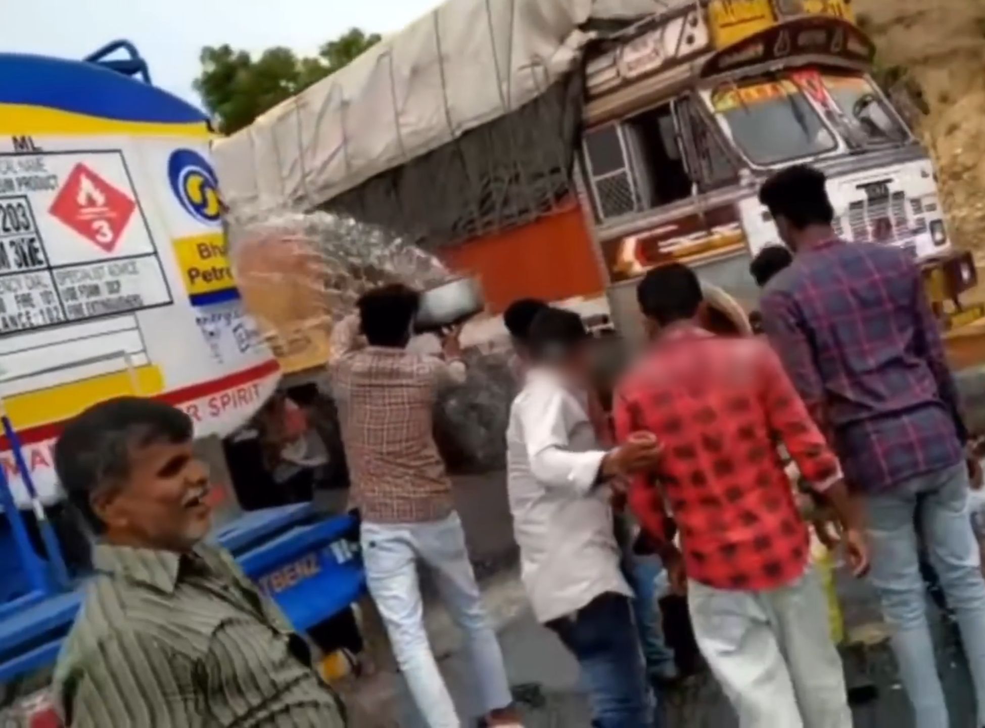 印度油罐车出事故泄露,民众现场接油.