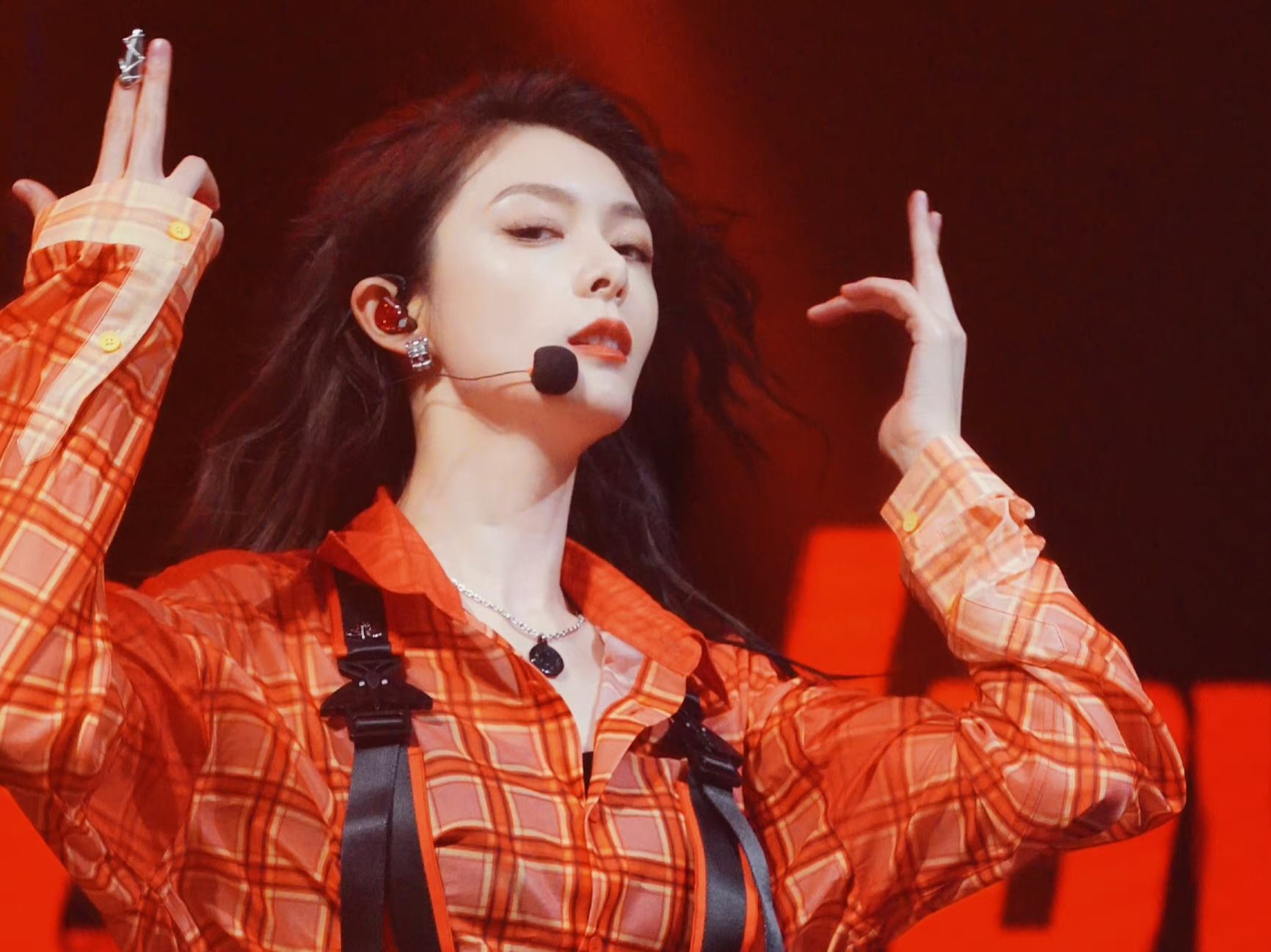 傅菁八场《dont let me down》一键换装感受 带你感受舞台的魅力