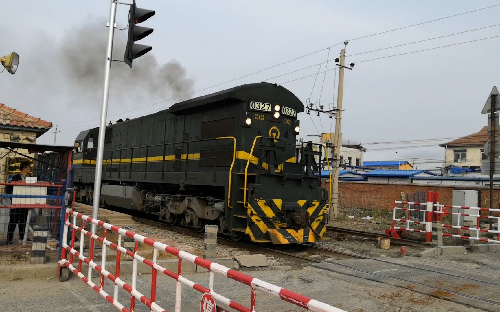 【铁路】沈局连段nd5-0327牵引货列通过叉车厂道口