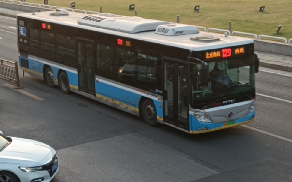 [新 车 上 线]129路bj6140shevca-1通过北京西站