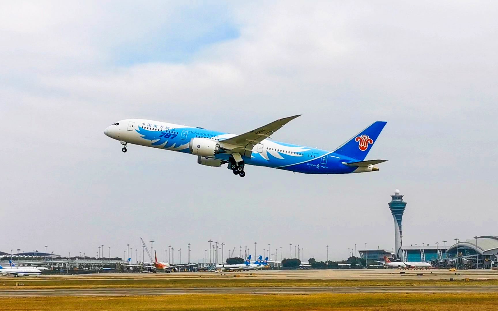 广州白云机场,波音最漂亮的飞机787起飞降落,南航pk新加坡航空谁更美