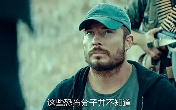 犯罪分子拦路抢劫客车,没想到里面竟有退役特种兵队长,结果意外