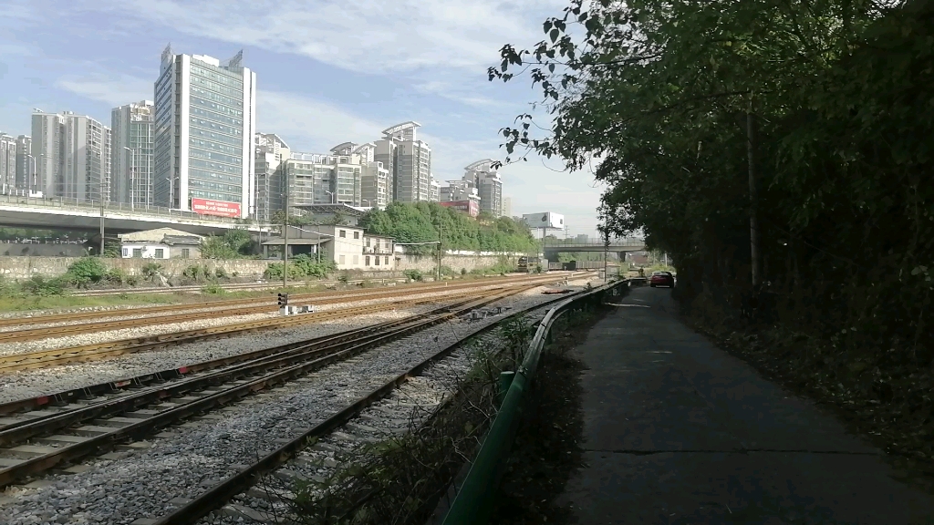 广铁株段df4b3875牵引货列通过衡阳西站