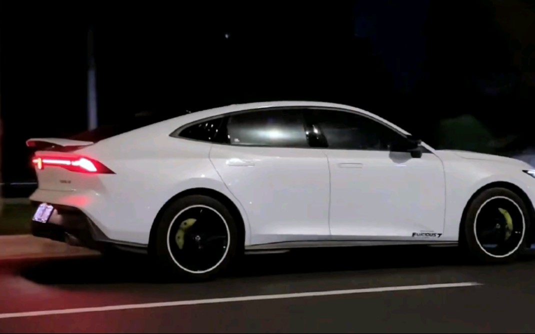 颜值nice 长安univ白色系