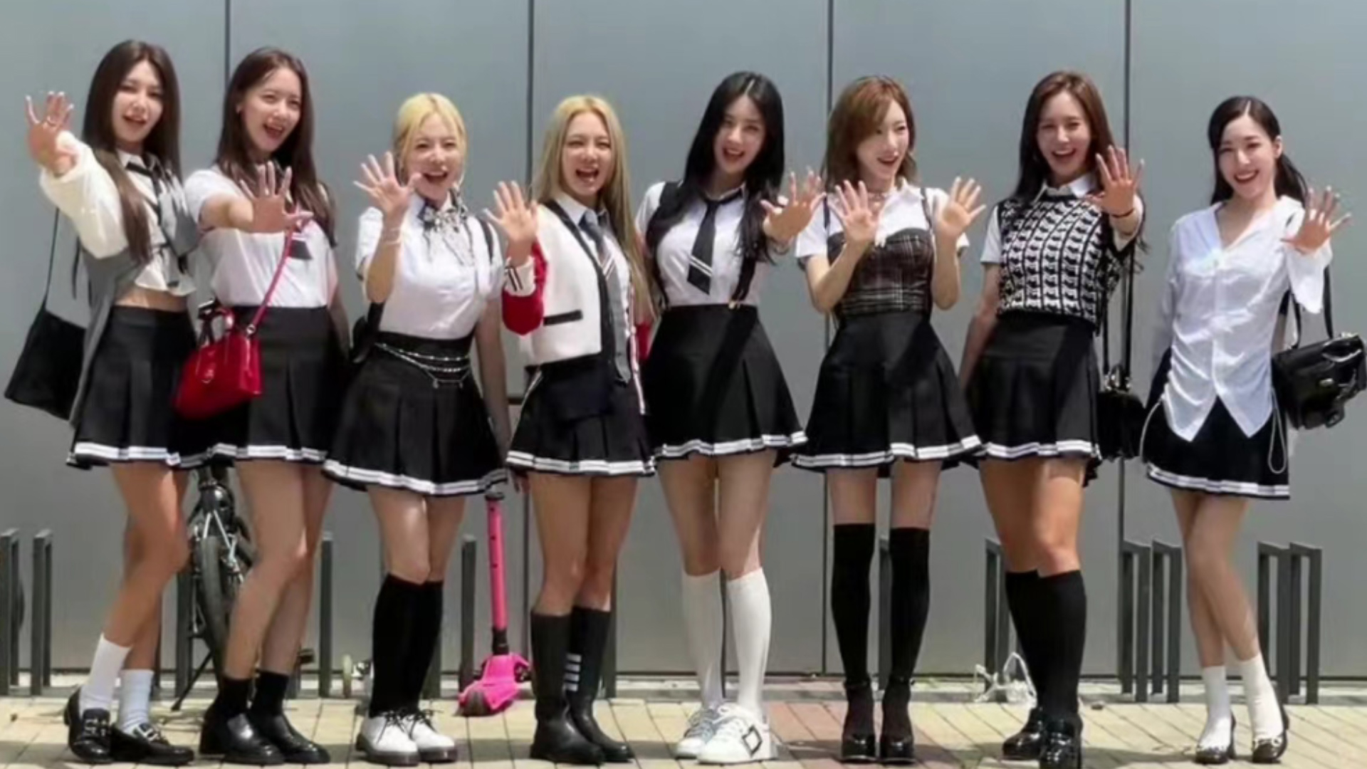 少女时代连环比心!8人合体录《认识的哥哥》,校服造型大秀美腿