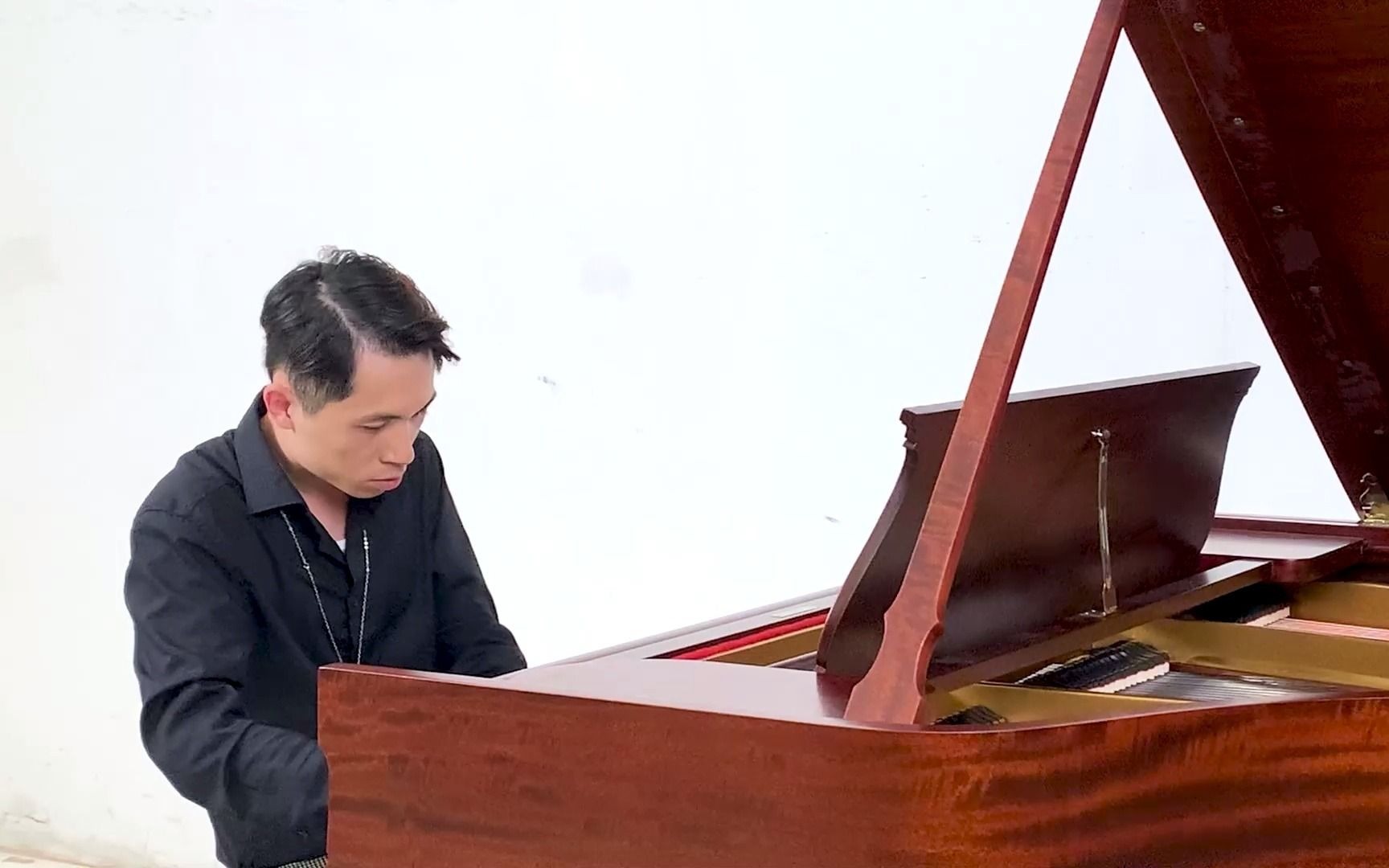 旅英钢琴家 安德烈andre 钢琴演奏:《月亮代表我的心》.