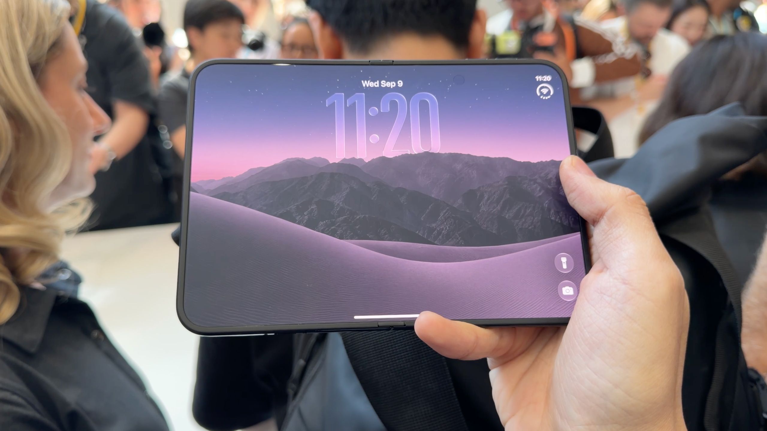 iPhone Duo 苹果折叠屏上手:超强折痕控制 + 纳米纹理屏