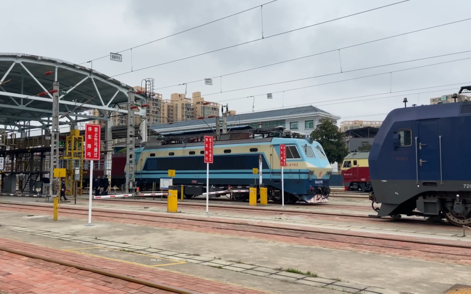 衡阳机务段内一只不升弓也能跑的韶八