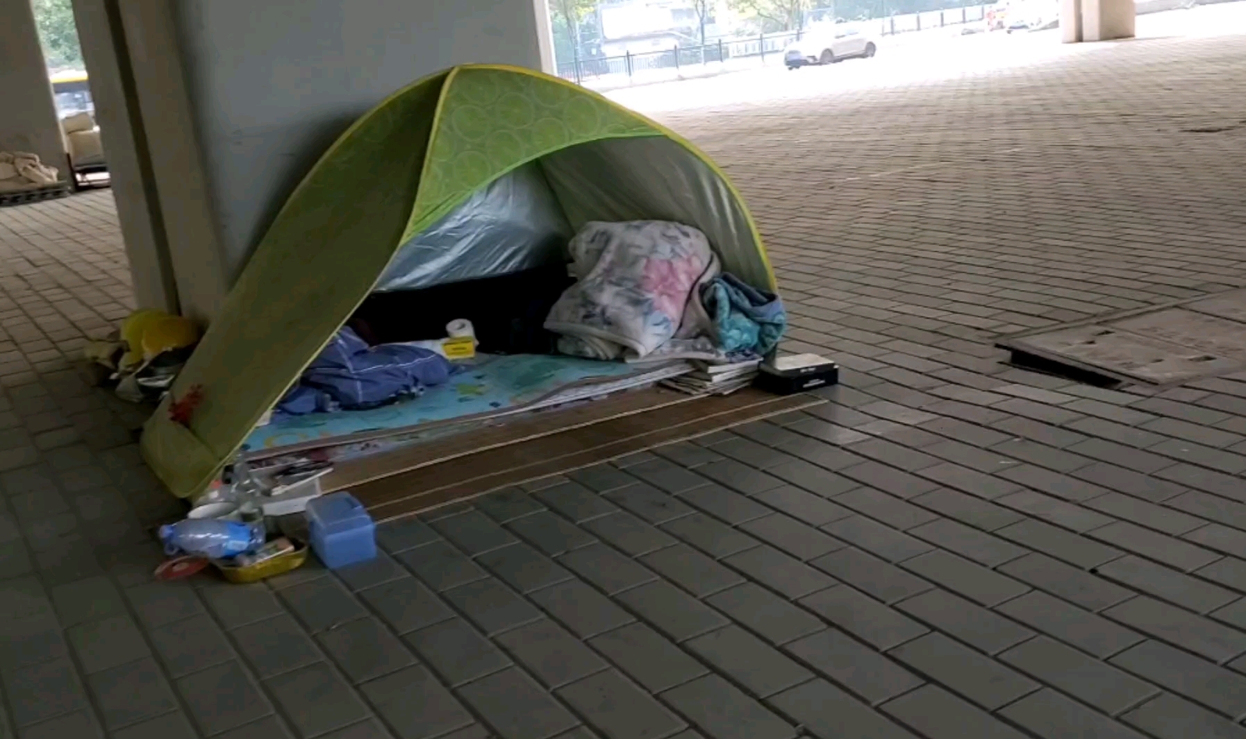 广州天桥下无家可归的露宿者,街友