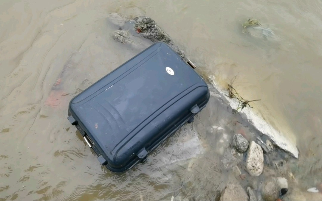 [图]洪水过后的河道内发现遗弃的行李箱，打开后里面发现红色高跟鞋和诡异符咒！