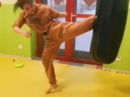 高中女生练鞭腿#功夫#格斗#防身#健身 #中华武术博大精深