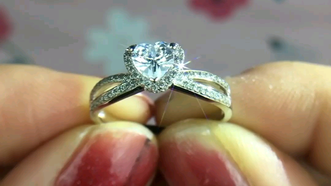 代表爱与浪漫的简单大气双戒臂钻戒款式