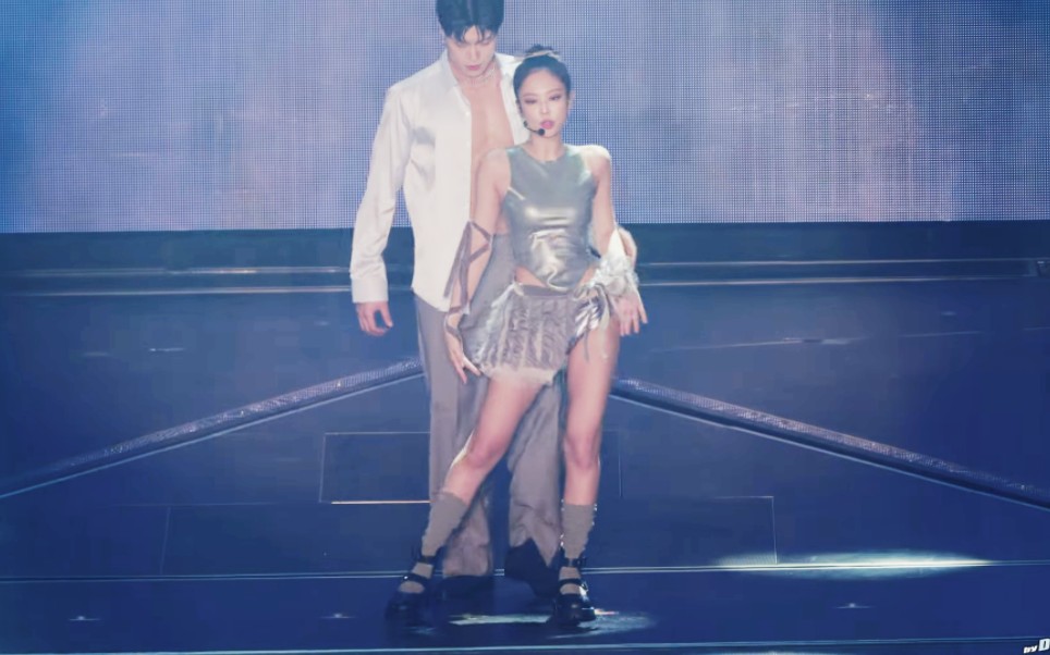 [图]【JENNIE】新歌'I LOVE U & ME' 演唱会直拍 221015