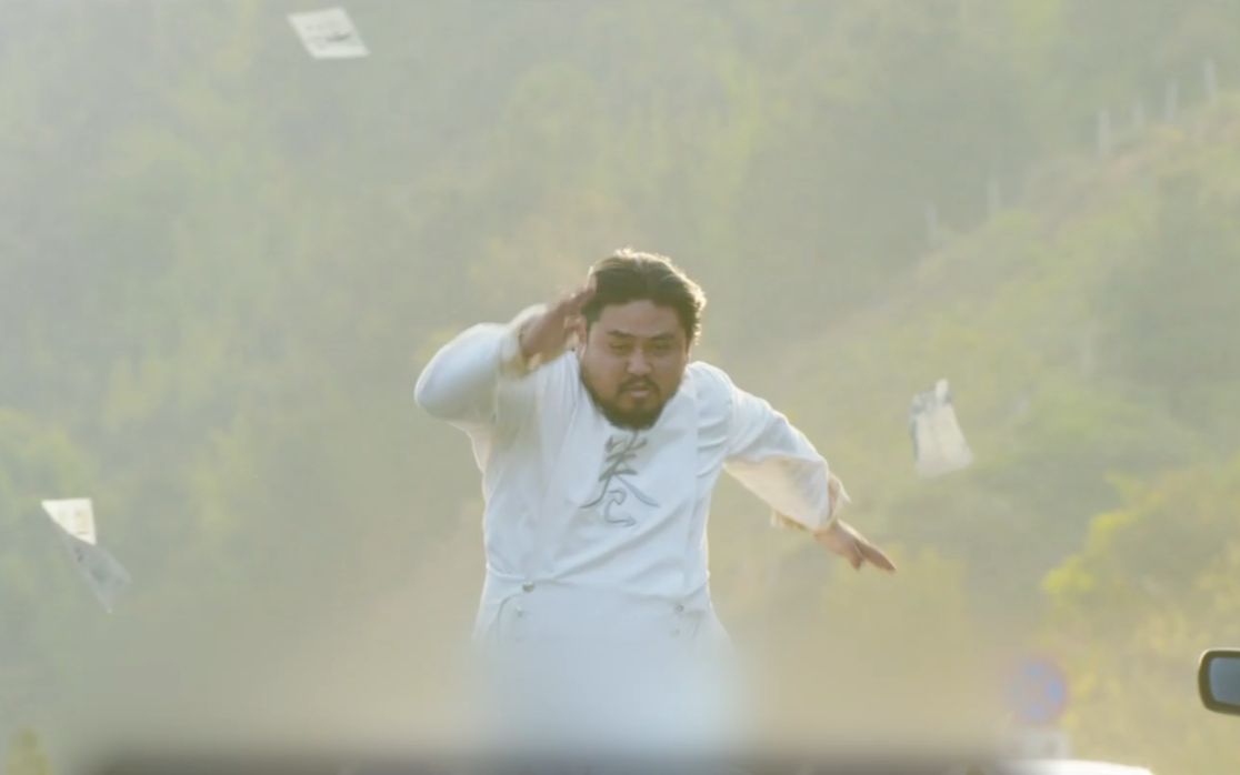 羞羞的铁拳：大师兄展现神技，谁知一秒被车撞飞，笑到停不下来！