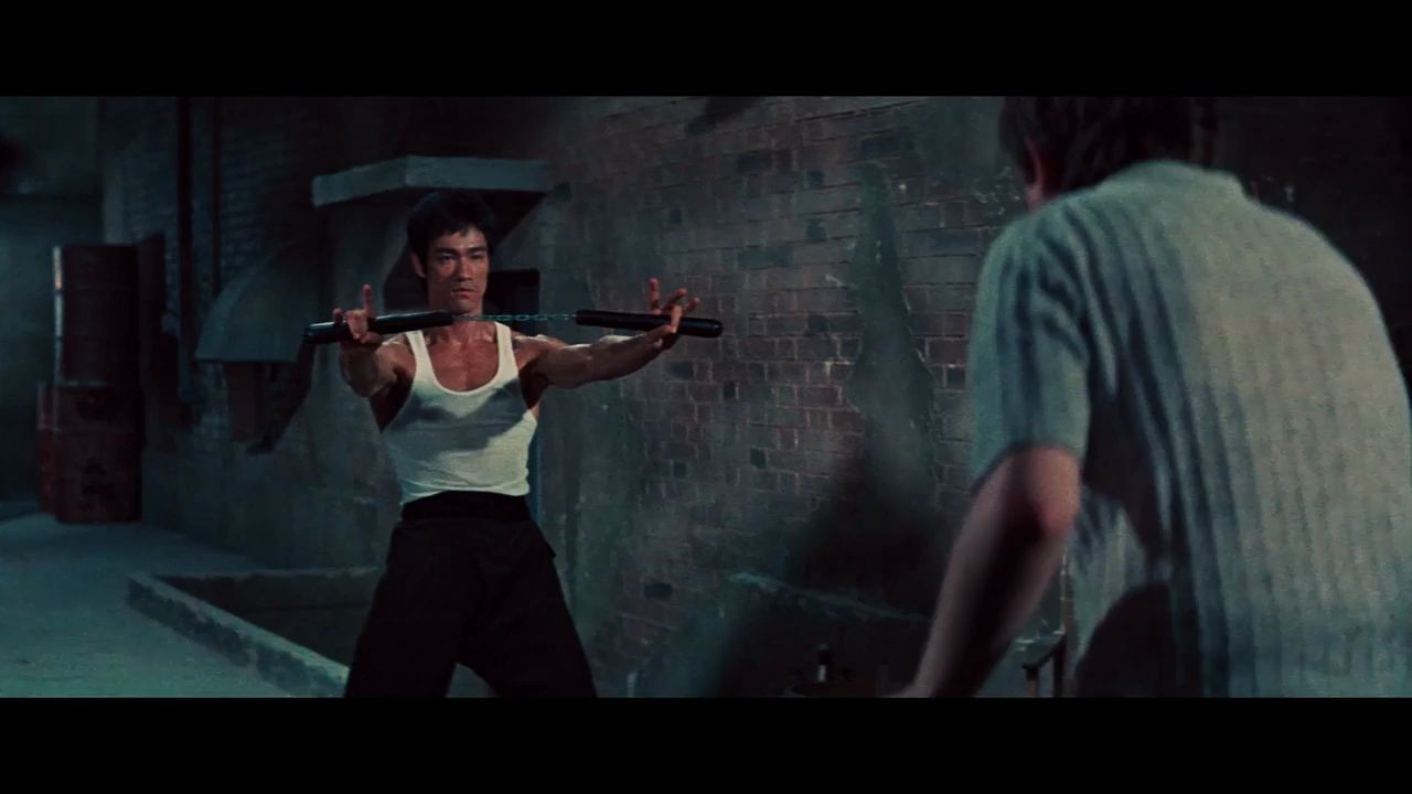 李小龙耍双截棍一个不过瘾耍两根暴打老外笑死了哈哈哈