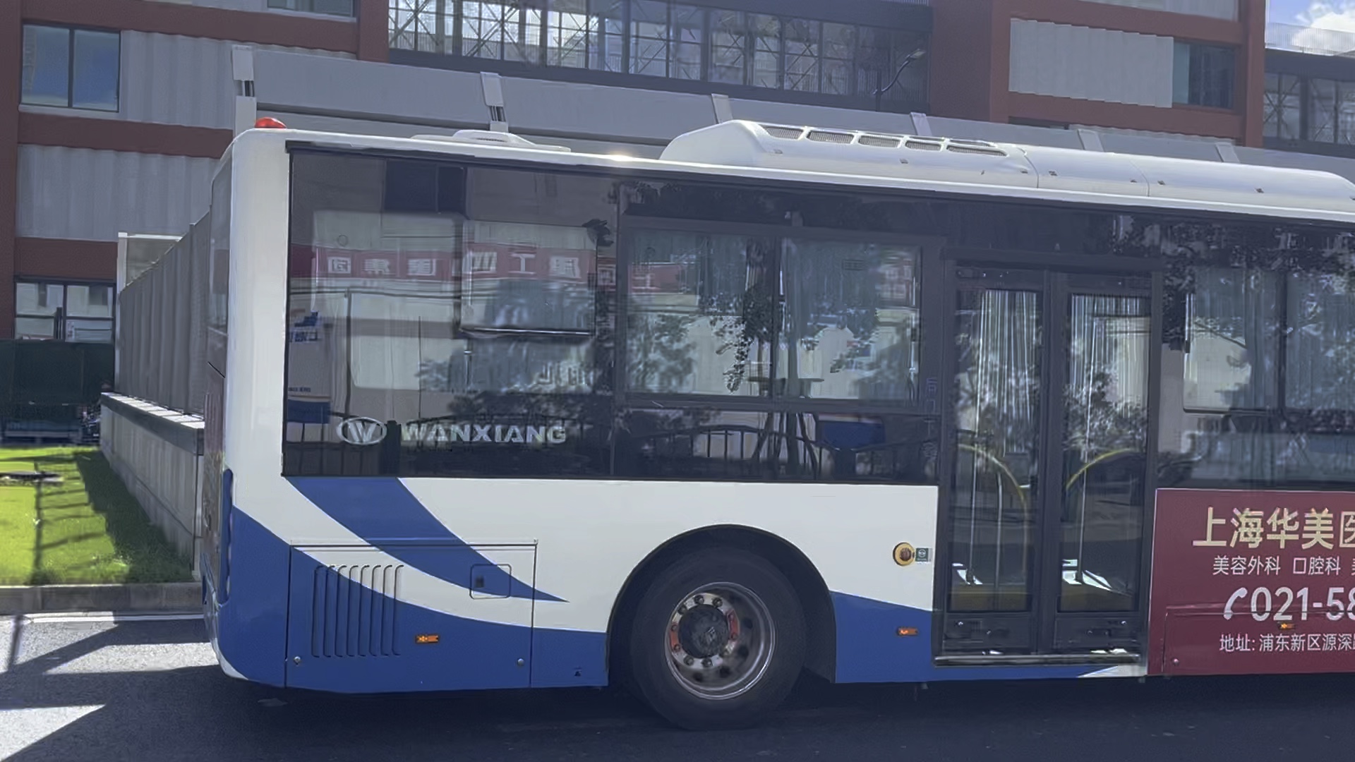 今天早上昌邑路附近运转上海公交790路w1g电菜车型