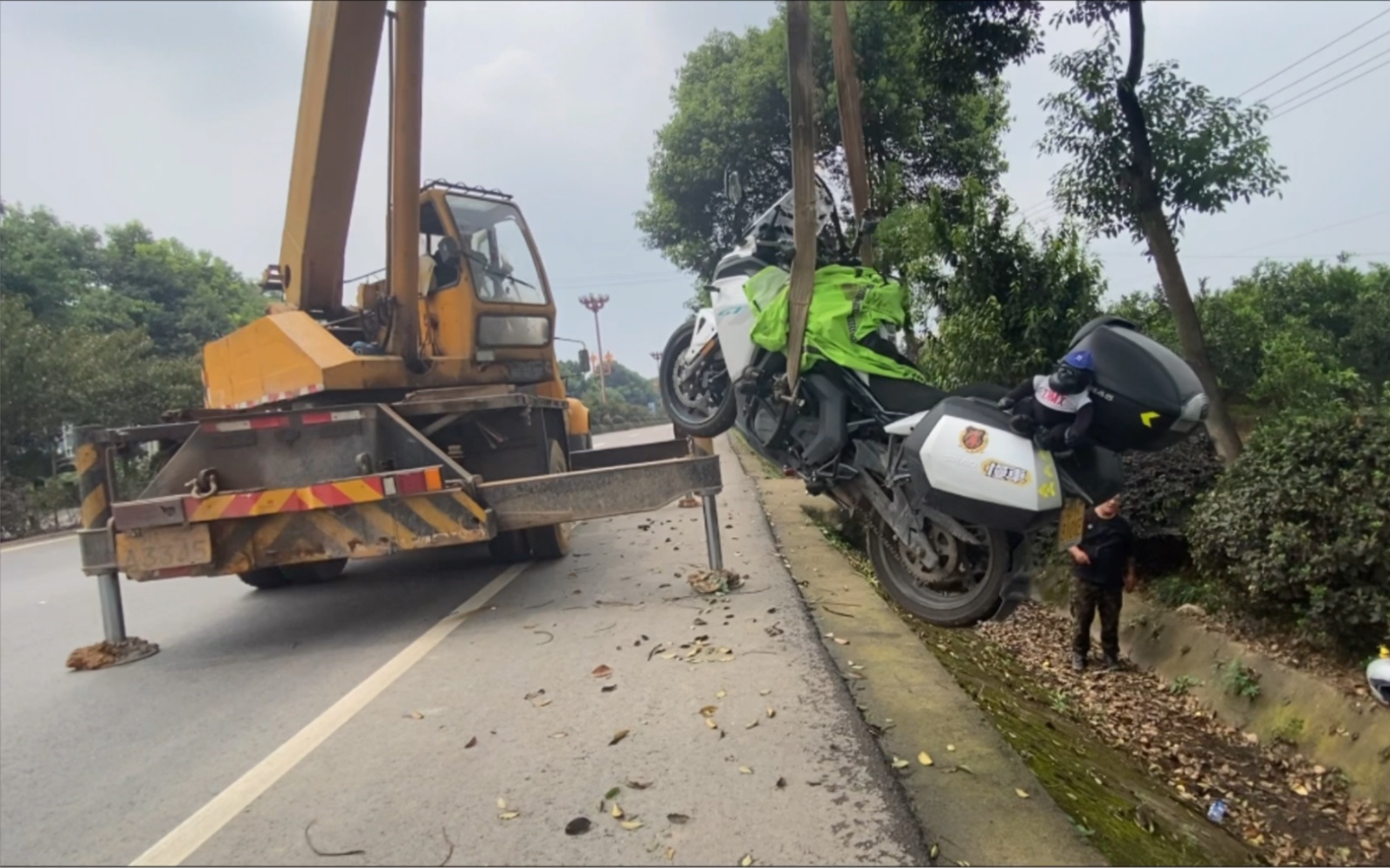 二喜摩旅第132天,摩旅路上摩托车滑掉沟里,花300元请吊机