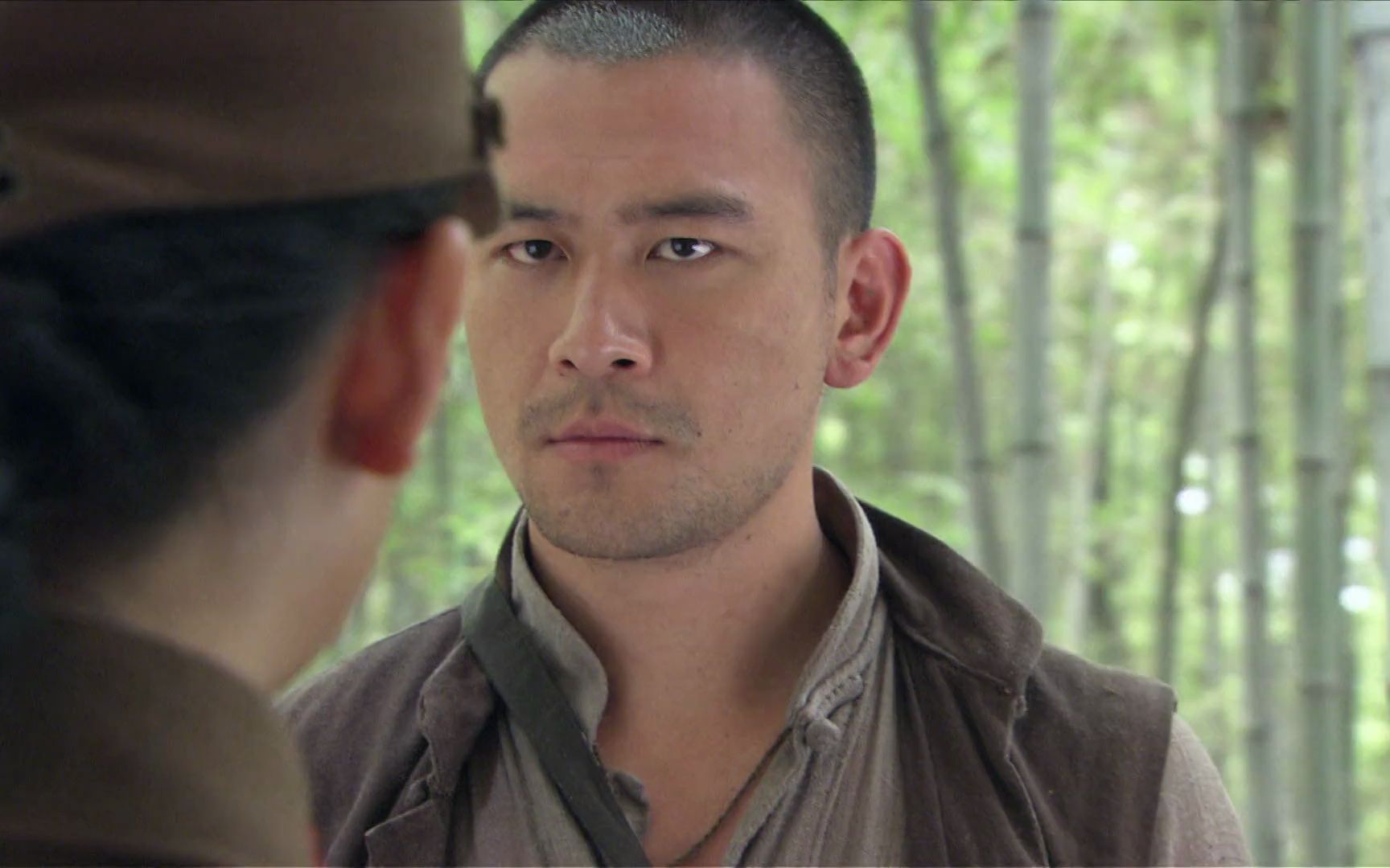 神枪:高手假装中枪,不料女鬼子真的上当,这下有好戏看了