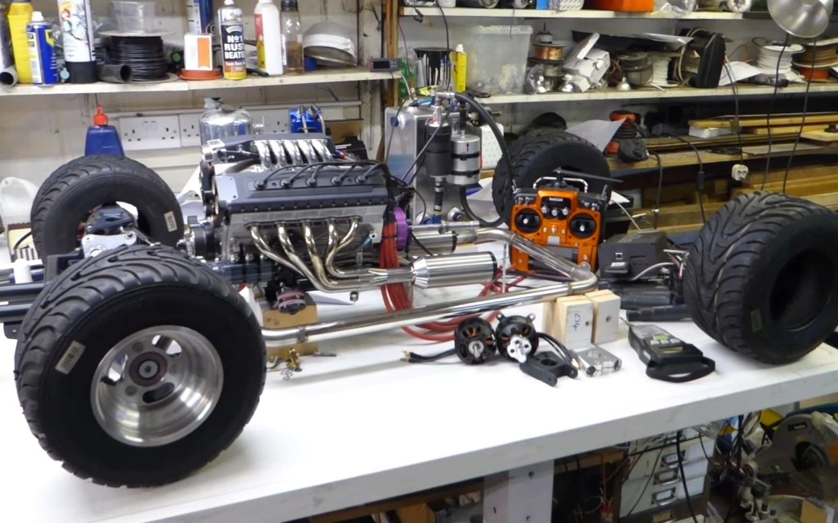 搭载了125cc,v10发动机的油电混动rc1/3越野遥控车(part1)_哔哩哔哩