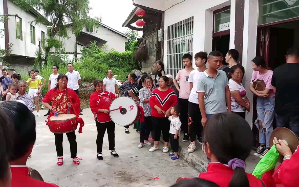 [图]乡村爱情交响曲：锣鼓喧天，鞭炮齐鸣，人山人海……