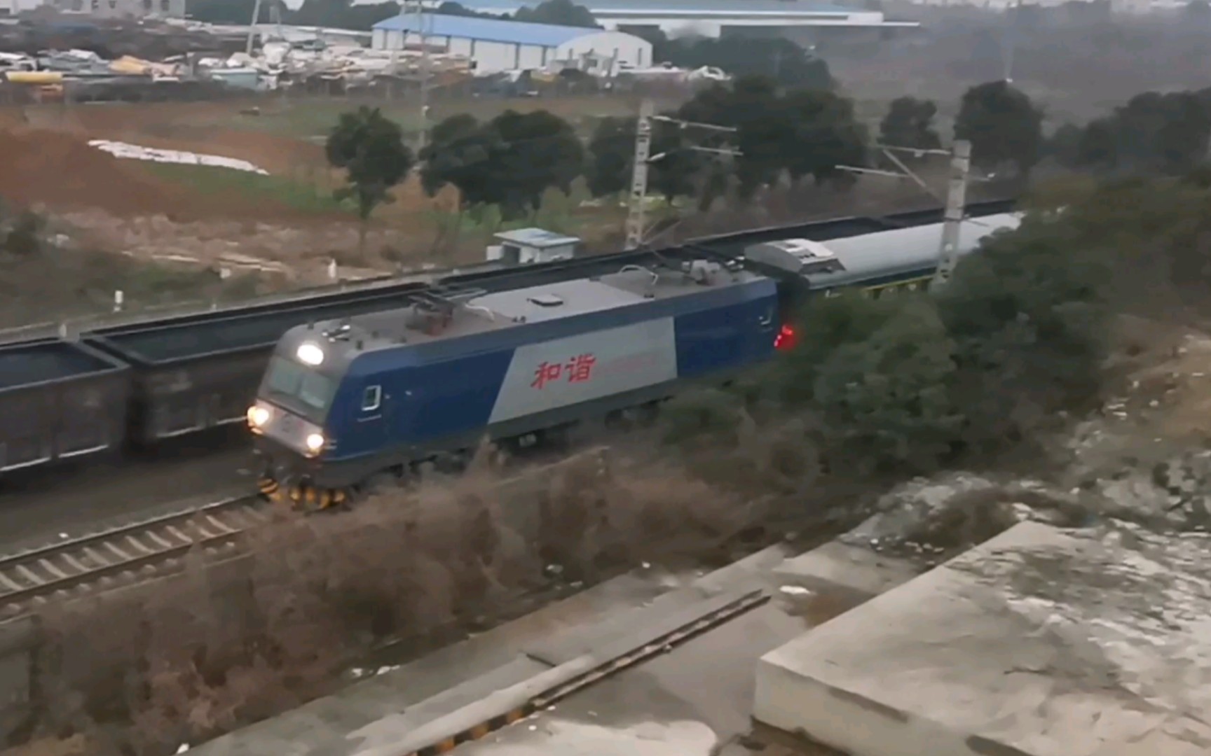 武局襄段hxd3c牵引2024年春运临客武昌至襄阳k8135次通过汉丹铁路洪山