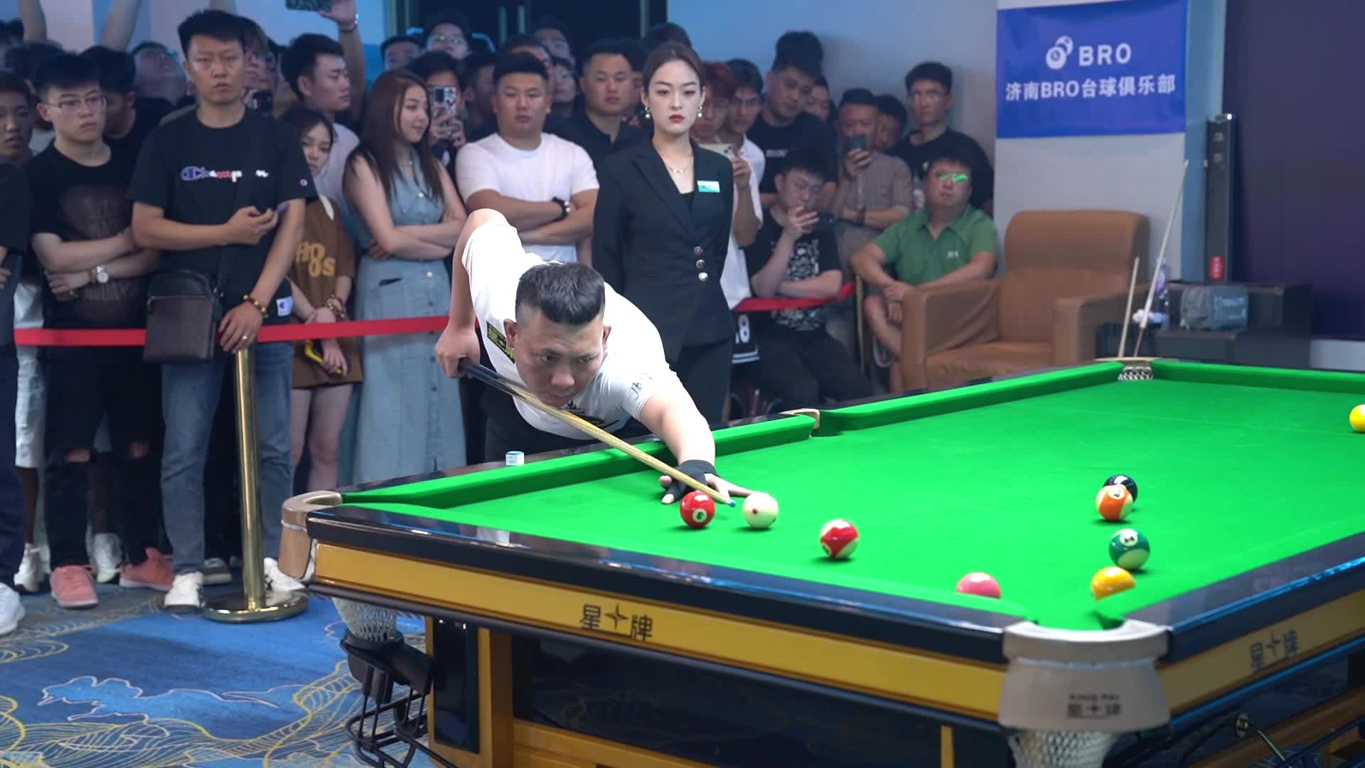 山东济南站,郑宇伯轻松晋级32强,本土高手纷纷过关