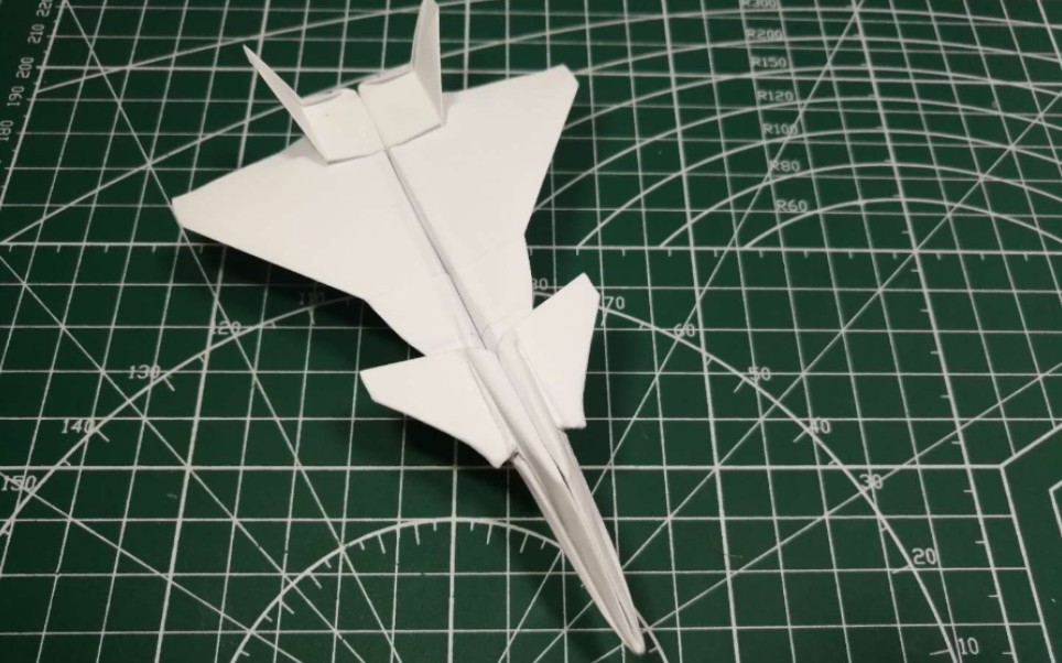 【折纸教程】歼20纸飞机,半张a4纸纯折,手抛飞行十几米