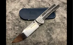 Descargar video: 【折刀】MAXACE 东沙游隼 轴套垫片刀 zdp189夹钢刃 nice!