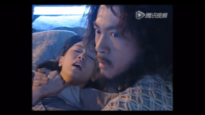 殷素素和张翠山在荒岛上结为夫妻,生下了张无忌.