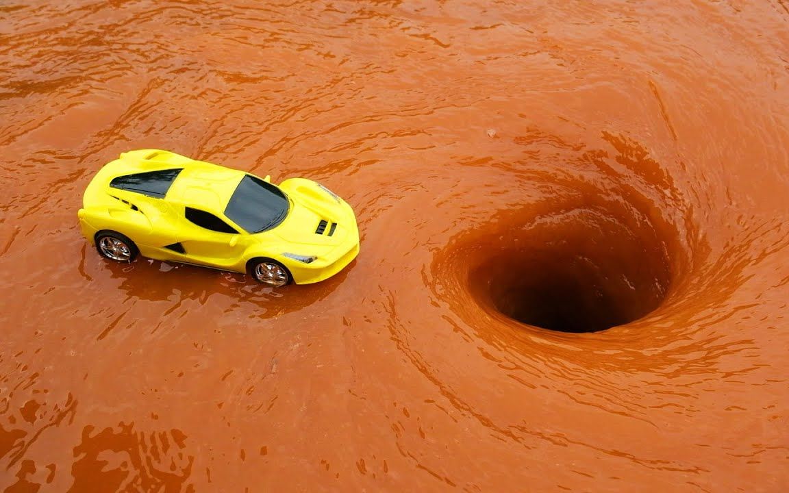 酷!把遥控车,钓鱼玩具套装,挖掘机放进漩涡里!