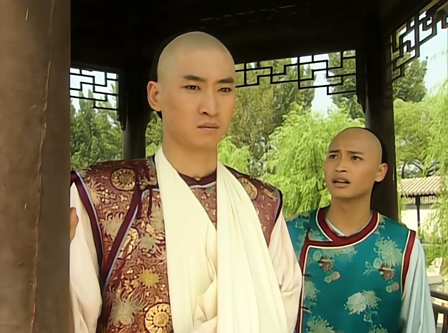 看着紫薇身受重伤,尔康自责想要带紫薇远走高飞-还珠格格第一部19-7