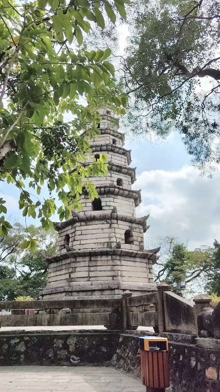 今天爬个山,阳江-北山公园,山上有北塔,山下有个烈士纪念碑,大门口