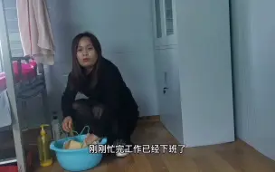 Download Video: 大龄剩女工地下班，煮三斤饺子喝一瓶白酒，白酒一口一碗真过瘾