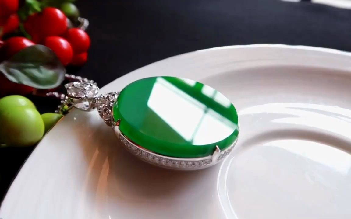 圆满净尘 冰种辣绿素面圆牌挂件 翡翠